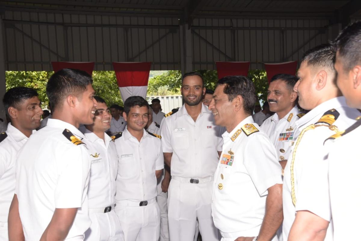 ನೌಕಾನೆಲೆಗೆ ವೈಸ್ ಅಡ್ಮಿರಲ್ ಭೇಟಿ