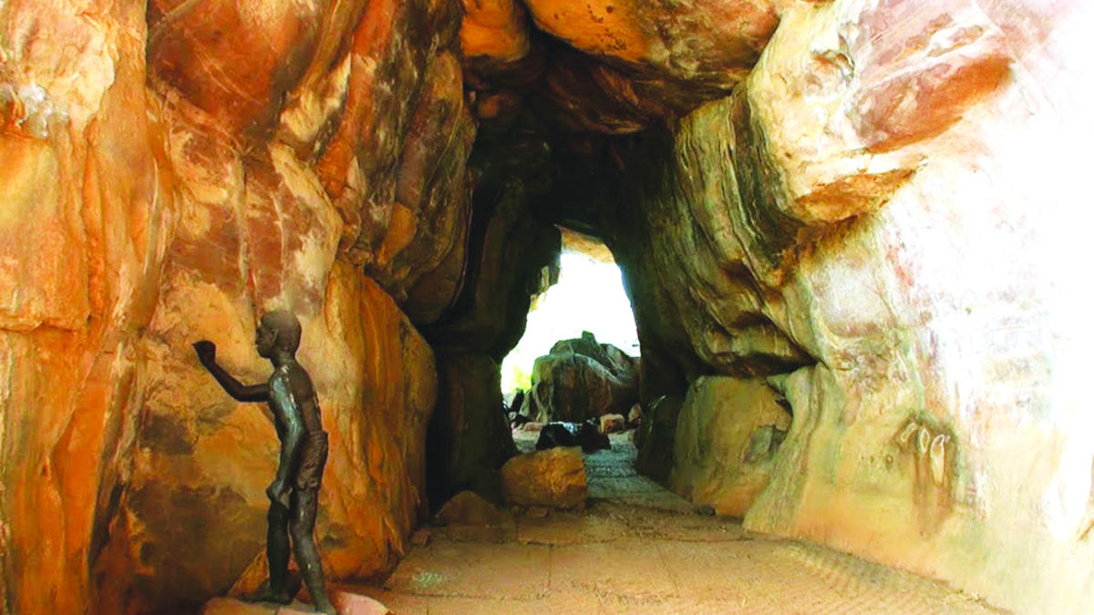ಗುಹೆಯಲ್ಲಿ ಅಡಗಿರುವ ಮನುಷ್ಯನ ಚರಿತ್ರೆ