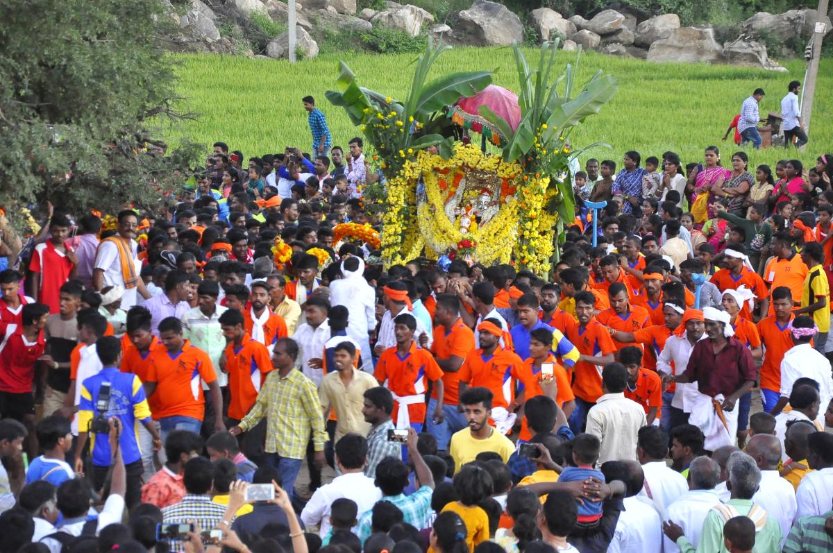ಕೇರಿಯಲ್ಲಿ ಮೇರೆಮೀರಿದ ದಸರಾ ಸಂಭ್ರಮ