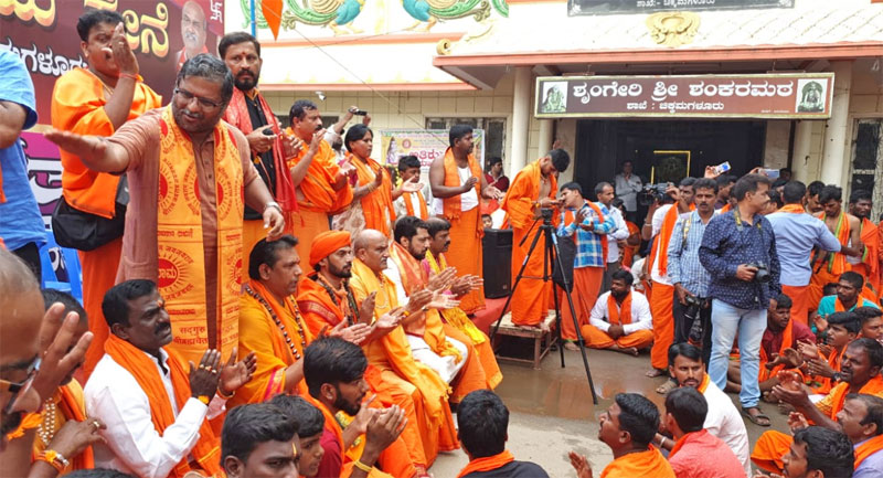 ಶೋಭಾಯಾತ್ರೆ ಮೆರವಣಿಗೆಯಲ್ಲಿ ವಿಗ್ರಹ ಒಯ್ಯಲು ಅವಕಾಶ ನೀಡಲು ಆಗ್ರಹಿಸಿ ಧರಣಿ 