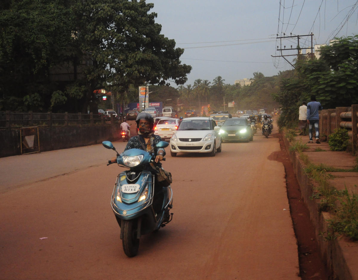 ವಾಹನ ಸವಾರರಿಗೆ ನಿತ್ಯ ದೂಳಿನ ಅಭಿಷೇಕ