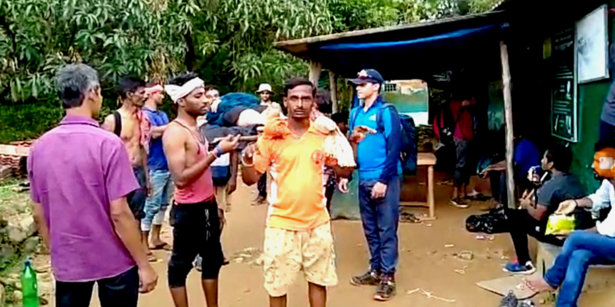 ಕುಮಾರಪರ್ವತ: ಕಾಲು ಮುರಿದುಕೊಂಡಿದ್ದ ಯುವತಿಯ ಹೊತ್ತು ತಂದ ಟ್ಯಾಕ್ಸಿ ಚಾಲಕರು