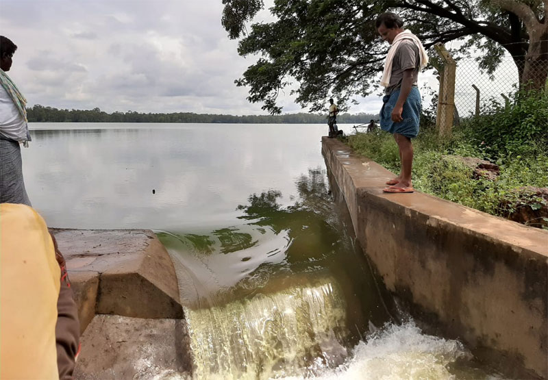 ದಾವಣಗೆರೆ| ಮಳೆಗೆ ಕೋಡಿ ಬಿದ್ದ ಕೊಂಡಜ್ಜಿ ಕೆರೆ, ಮೈದುಂಬಿ ಜಮೀನಿಗೆ ನುಗ್ಗಿದ ಹಳ್ಳ