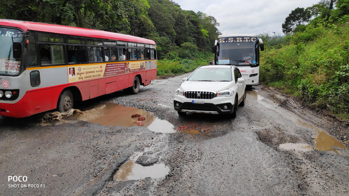 ಲಾರಿ ಪಲ್ಟಿಯಾಗಿ ಬೆಂಗಳೂರು–ಮಂಗಳೂರು ಹೆದ್ದಾರಿ ಸಂಚಾರ ಅಸ್ತವ್ಯಸ್ತ