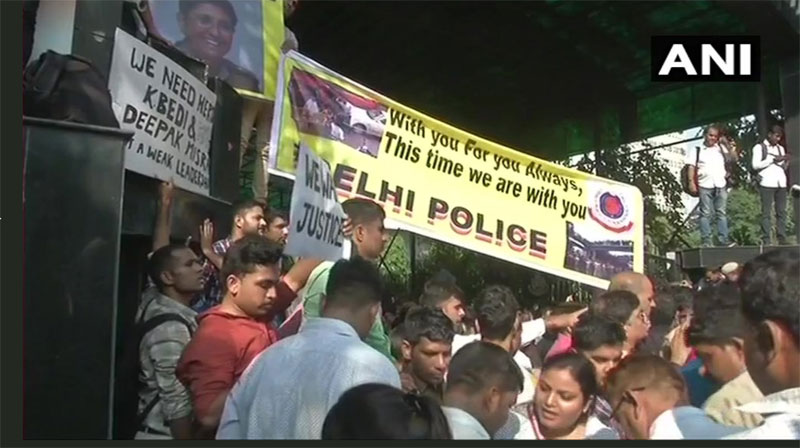 ದೆಹಲಿ ಪೊಲೀಸರ ಪ್ರತಿಭಟನೆ : ಕಾಂಗ್ರೆಸ್, ಎಎಪಿ ಕೇಳುತ್ತಿವೆ ಅಮಿತ್ ಶಾ ಎಲ್ಲಿ?