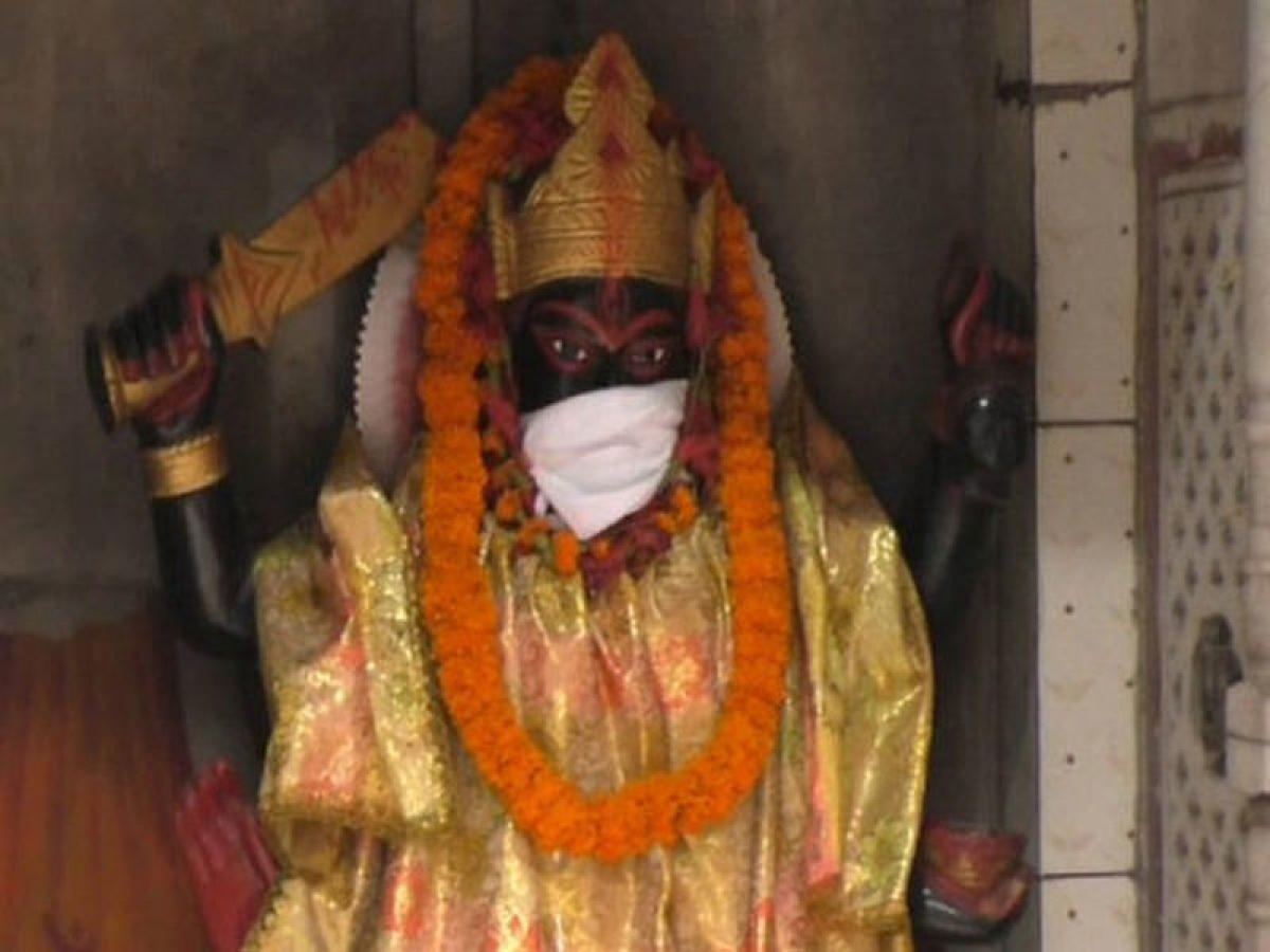 ಹೆಚ್ಚಿದ ವಾಯು ಮಾಲಿನ್ಯ: ವಾರಾಣಸಿಯಲ್ಲಿ ಮುಖ ಮುಚ್ಚಿಕೊಂಡ ದೇವರುಗಳು!