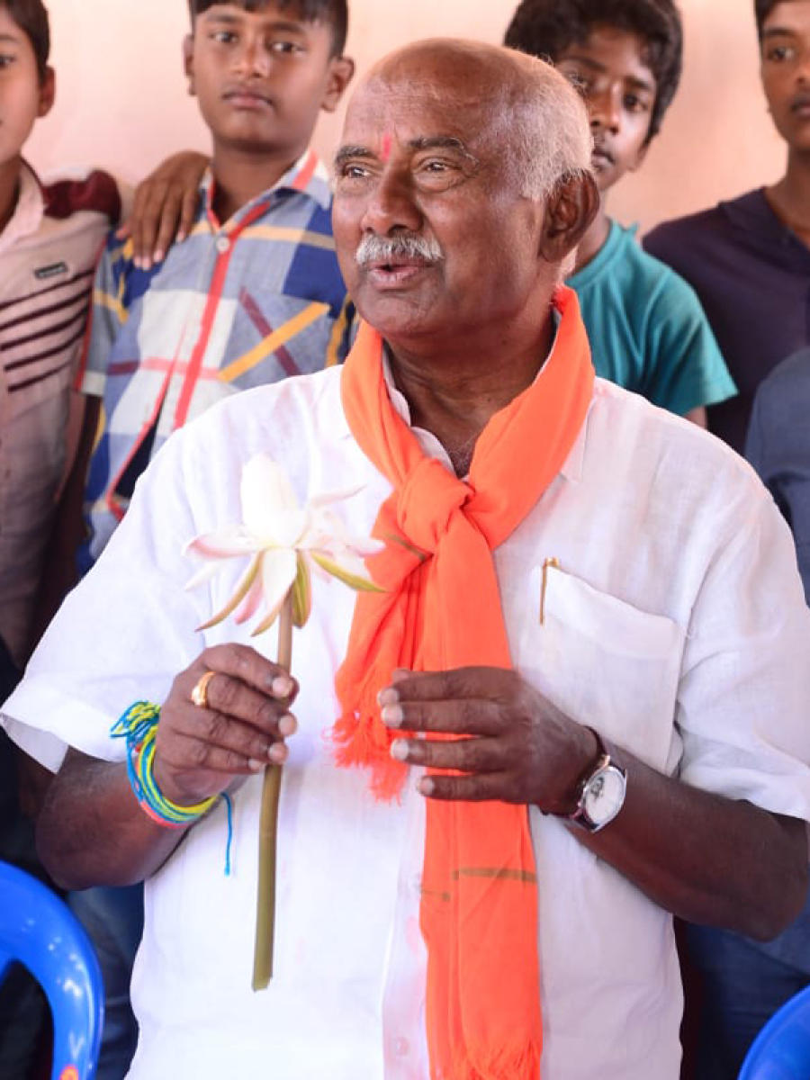 ಎಲ್ಲೆಡೆ ‘ಕಮಲ’ದ ಹೂವು ಹಿಡಿದು ಅಡಗೂರು ಎಚ್‌.ವಿಶ್ವನಾಥ್‌ ಪ್ರಚಾರ!