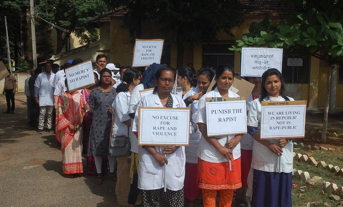 ಕೋಲ್ಕತ್ತ ವೈದ್ಯ ವಿದ್ಯಾರ್ಥಿನಿ ಅತ್ಯಾಚಾರ, ಕೊಲೆ: ವೈದ್ಯರ ಮುಷ್ಕರ 2ನೇ ದಿನಕ್ಕೆ