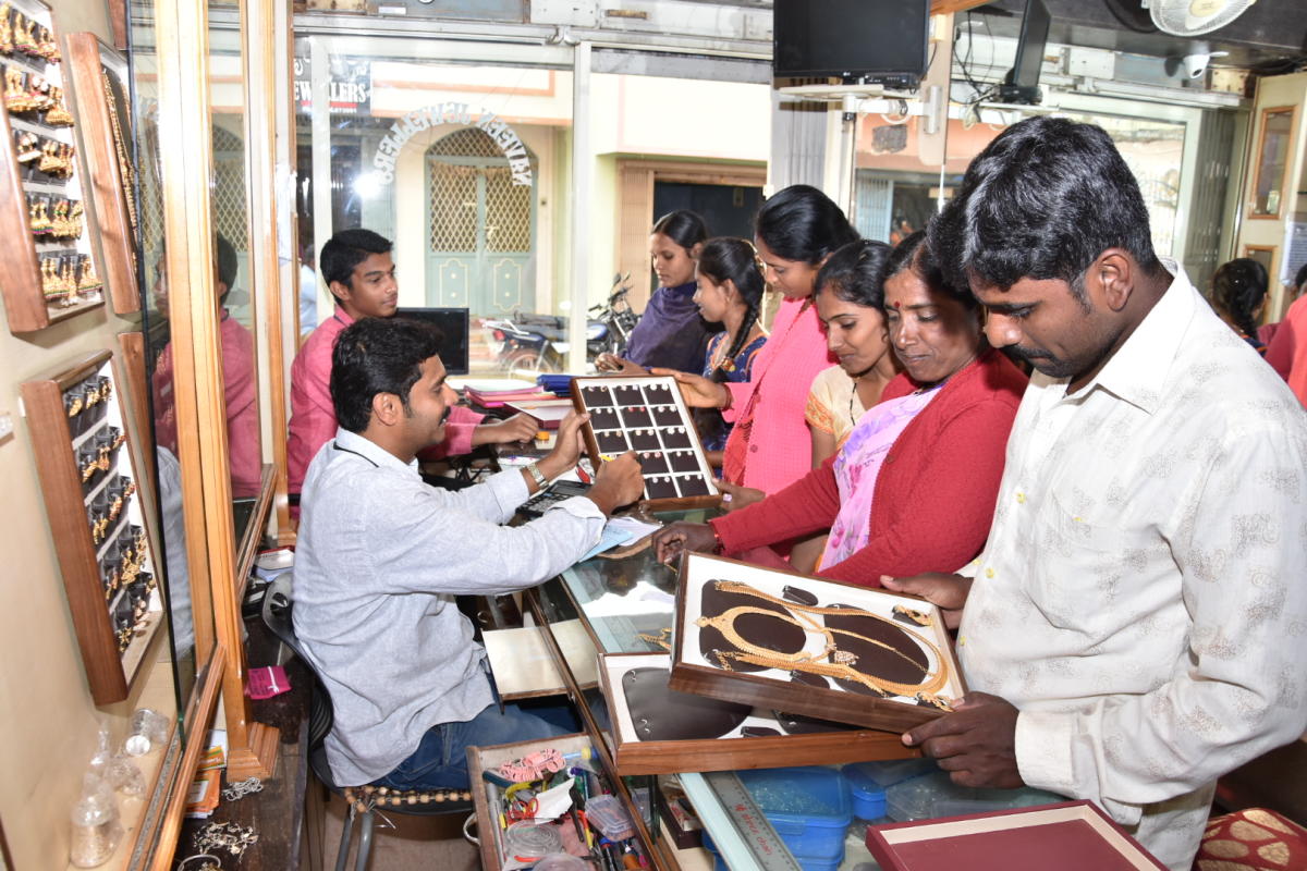 ಚಿಕ್ಕಬಳ್ಳಾಪುರ: ಚಿನ್ನ ಖರೀದಿಗೆ ಮಹಿಳೆಯರ ಲಗ್ಗೆ!