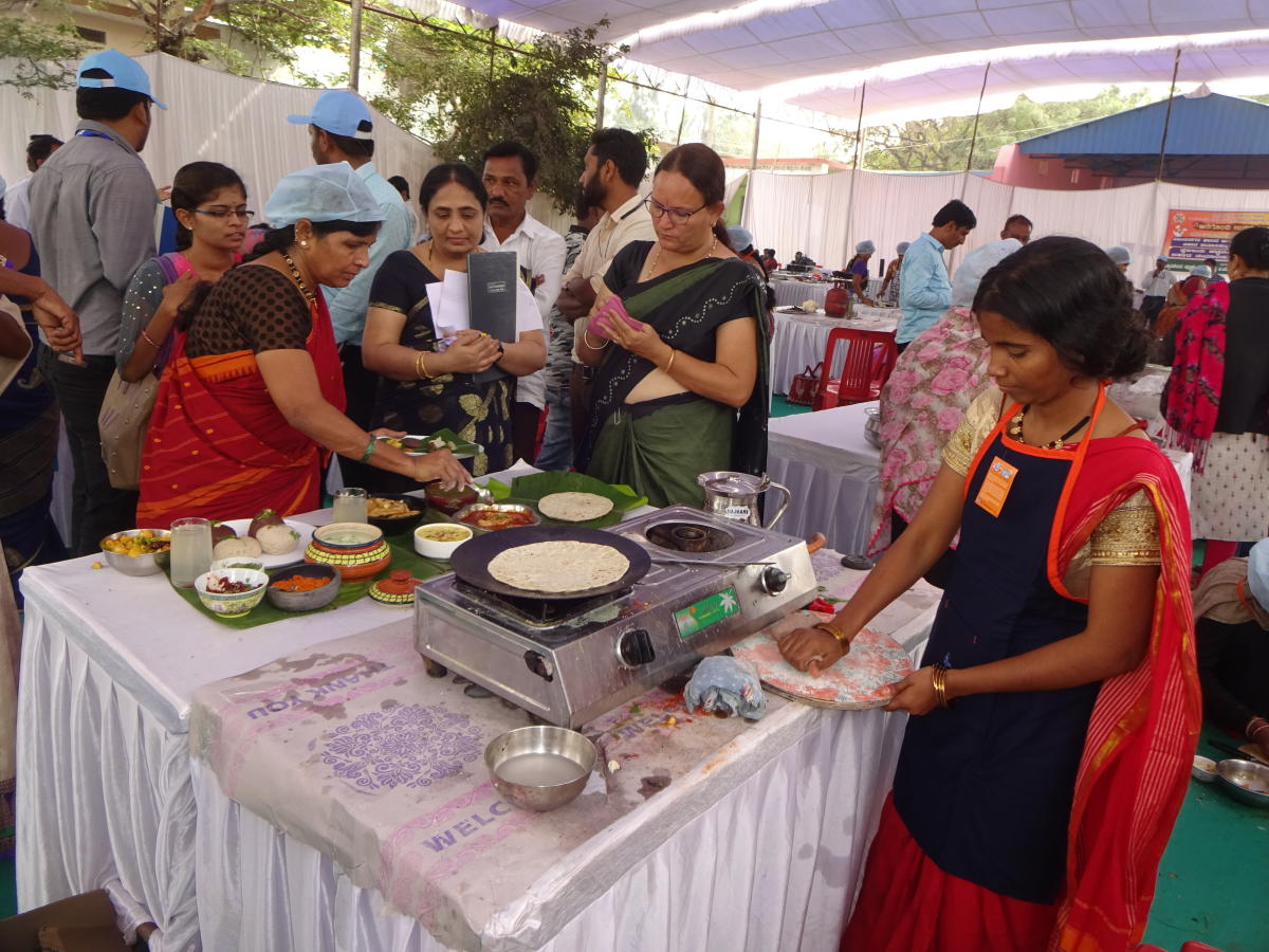 ಗಂಗಾವತಿ: ಅಡುಗೆ ತಯಾರಿಸಿ ಗಮನ ಸೆಳೆದ ಮಹಿಳೆಯರು