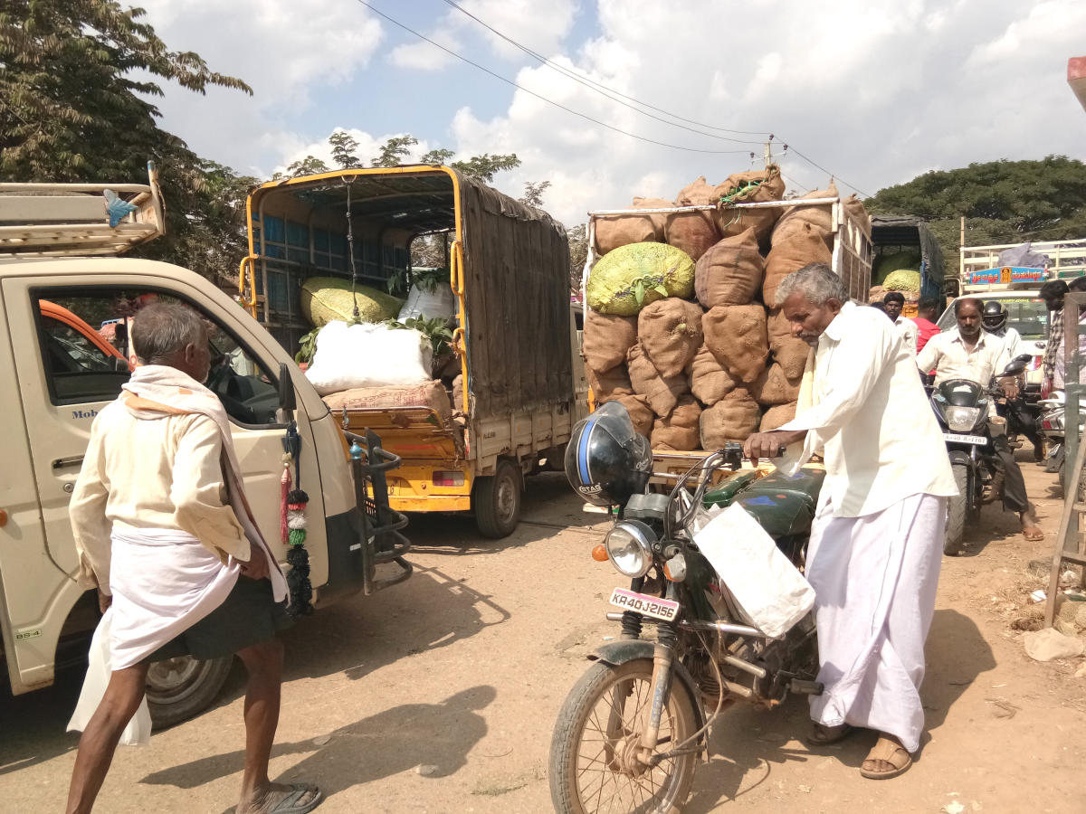 ಚಿಕ್ಕಬಳ್ಳಾಪುರ: ವಾಹನ ದಟ್ಟಣೆಗೆ ನಲುಗಿದ ಎಪಿಎಂಸಿ
