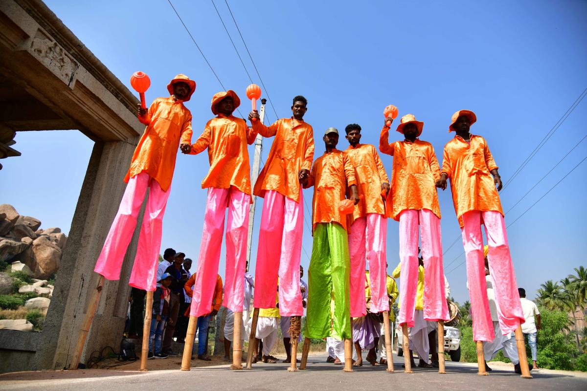 ಮೆರವಣಿಗೆಗೆ ಮೆರುಗು ತಂದ ಕಲಾತಂಡ