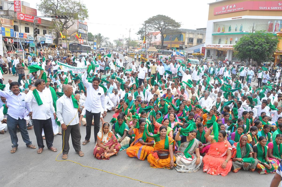 ಬೆಳೆ ವಿಮೆ ತಾರತಮ್ಯ ಸರಿಪಡಿಸುವಂತೆ ಆಗ್ರಹ: ಸರ್ಕಾರದ ವಿರುದ್ಧ ಘೋಷಣೆ
