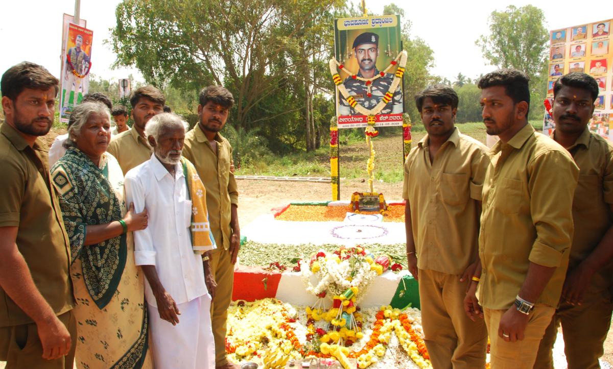 ವೀರ ಯೋಧ ಗುರು ಪೋಷಕರ ಸ್ಥಿತಿ ಬದಲಾಗಿಲ್ಲ, ಪತ್ನಿಗೆ ಸರ್ಕಾರಿ ಕೆಲಸ ಸಿಕ್ಕಿಲ್ಲ
