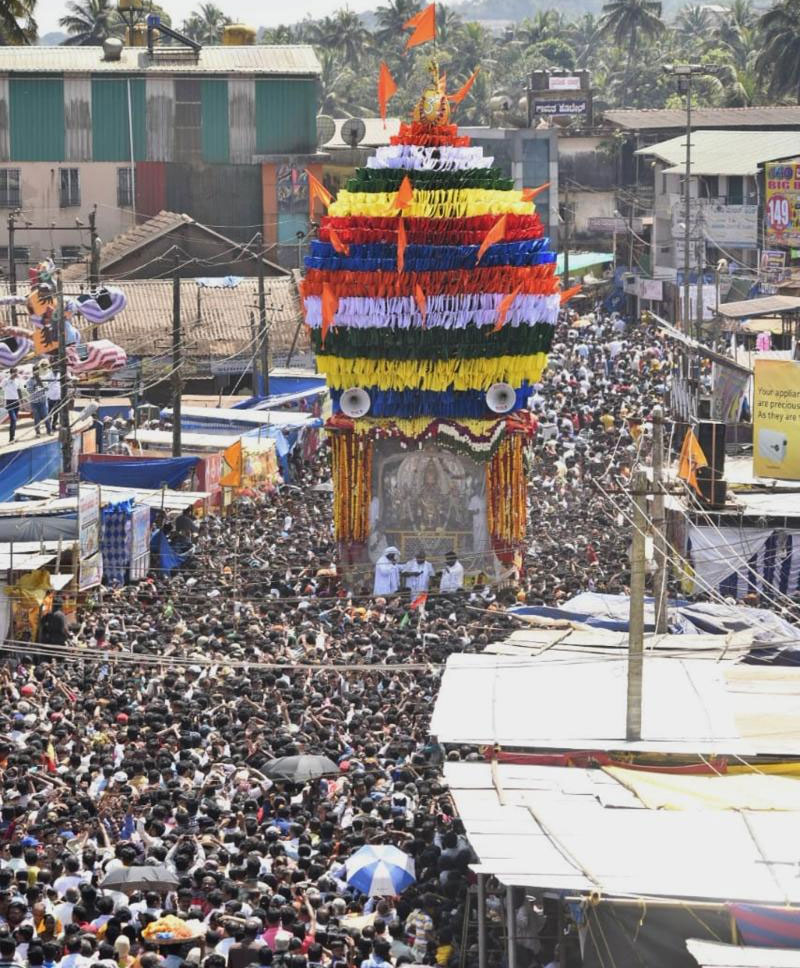 ಜನಜಾತ್ರೆಯಲ್ಲಿ ಮಾರಿಕಾಂಬೆಯ ಶೋಭಾಯಾತ್ರೆ