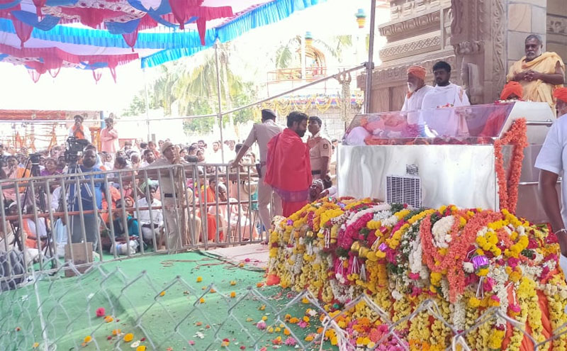 ಮಾತೆ ಮಾಣಿಕೇಶ್ವರಿ ಅಮ್ಮನವರ ದರ್ಶನಕ್ಕೆ ಹರಿದು ಬರುತ್ತಿರುವ ಭಕ್ತರ ದಂಡು.