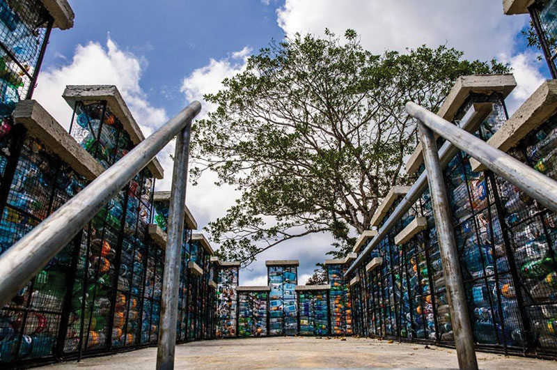 ಪ್ಲಾಸ್ಟಿಕ್ ಮನೆ, ಪ್ಲಾಸ್ಟಿಕ್ ಹಳ್ಳಿ