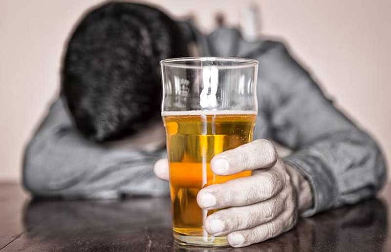 ಕೊಳ್ಳೇಗಾಲ: ಅಮಲಿನಲ್ಲಿ ಕತ್ತು ಕೊಯ್ದುಕೊಂಡ ವ್ಯಕ್ತಿ