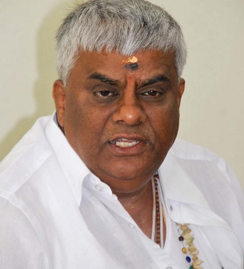 ವಾಸ್ತು ಪ್ರಕಾರ ಕೆಲಸ ಮಾಡಿ: ಅಧಿಕಾರಿಗಳಿಗೆ ಶಾಸಕ ಎಚ್.ಡಿ. ರೇವಣ್ಣ ಸಲಹೆ