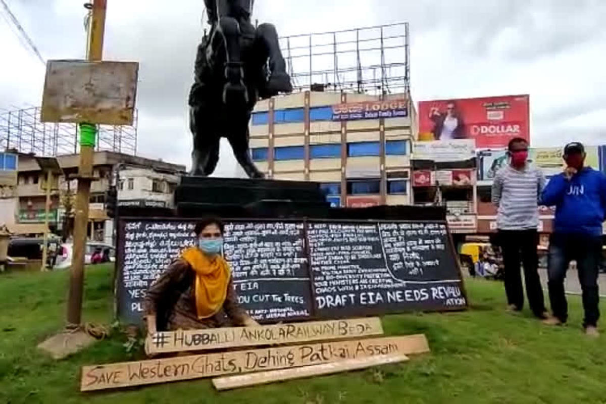 ಹುಬ್ಬಳ್ಳಿ-ಅಂಕೋಲಾ ರೈಲು ಮಾರ್ಗಕ್ಕೆ ವಿರೋಧ: ಯುವತಿ ಏಕಾಂಗಿ ಪ್ರತಿಭಟನೆ
