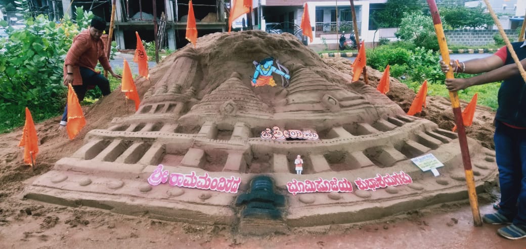 ಧಾರವಾಡ | ಮರಳಿನಲ್ಲಿ ರಾಮಮಂದಿರ ರಚನೆ