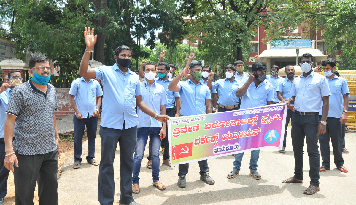 ತುಮಕೂರು: ಕಾರ್ಮಿಕರ ಬೀದಿಗೆ ತಳ್ಳುತ್ತಿರುವ ಸರ್ಕಾರ