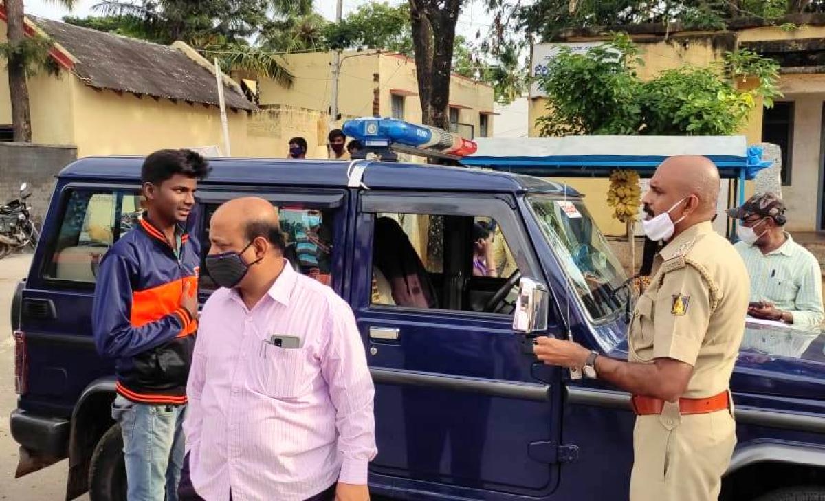 ಗುಡಿಬಂಡೆ: ಮಾಸ್ಕ್‌ ಧರಿಸದ ವ್ಯಕ್ತಿಗಳಿಗೆ ಅಧಿಕಾರಿಗಳಿಂದ ದಂಡ