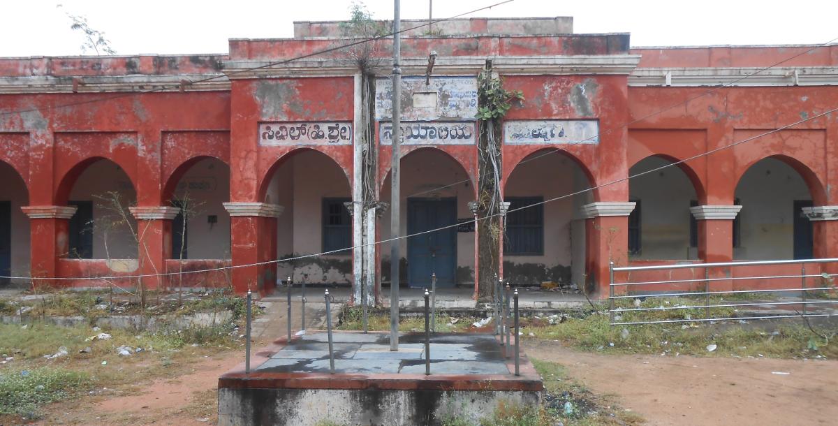 ಪಾಳು ಬಿದ್ದ ಪಾರಂಪರಿಕ ಕಟ್ಟಡ, ಐತಿಹಾಸಿಕ ಕಟ್ಟಡದತ್ತ ನಿರ್ಲಕ್ಷ್ಯ: ಆರೋಪ