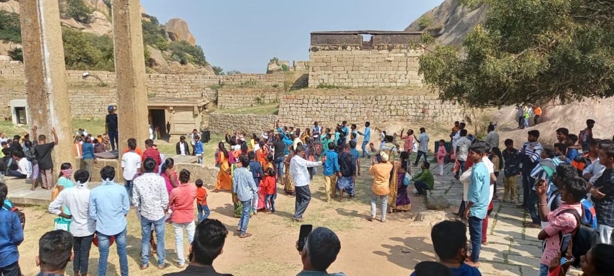 ಚಿತ್ರದುರ್ಗ: ಕೋವಿಡ್‌ ನಿಯಮ, ನಿಷೇಧಾಜ್ಞೆ ಉಲ್ಲಂಘನೆ