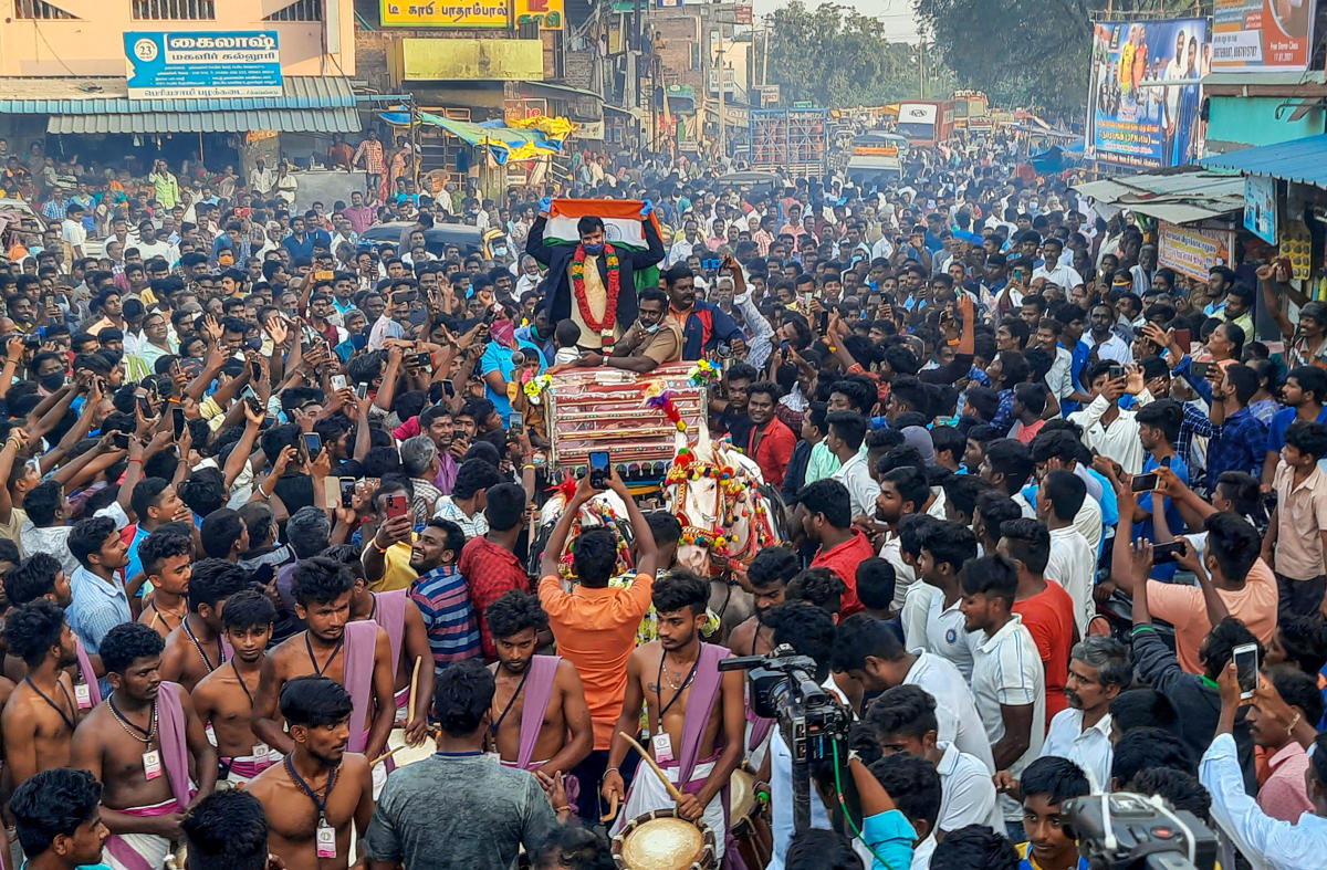 ಟಿ ನಟರಾಜನ್‌ಗೆ ಹುಟ್ಟೂರಿನಲ್ಲಿ ಅದ್ಧೂರಿ ಸ್ವಾಗತ: ಮೆರವಣಿಗೆ ಮಾಡಿ ಸಂಭ್ರಮ