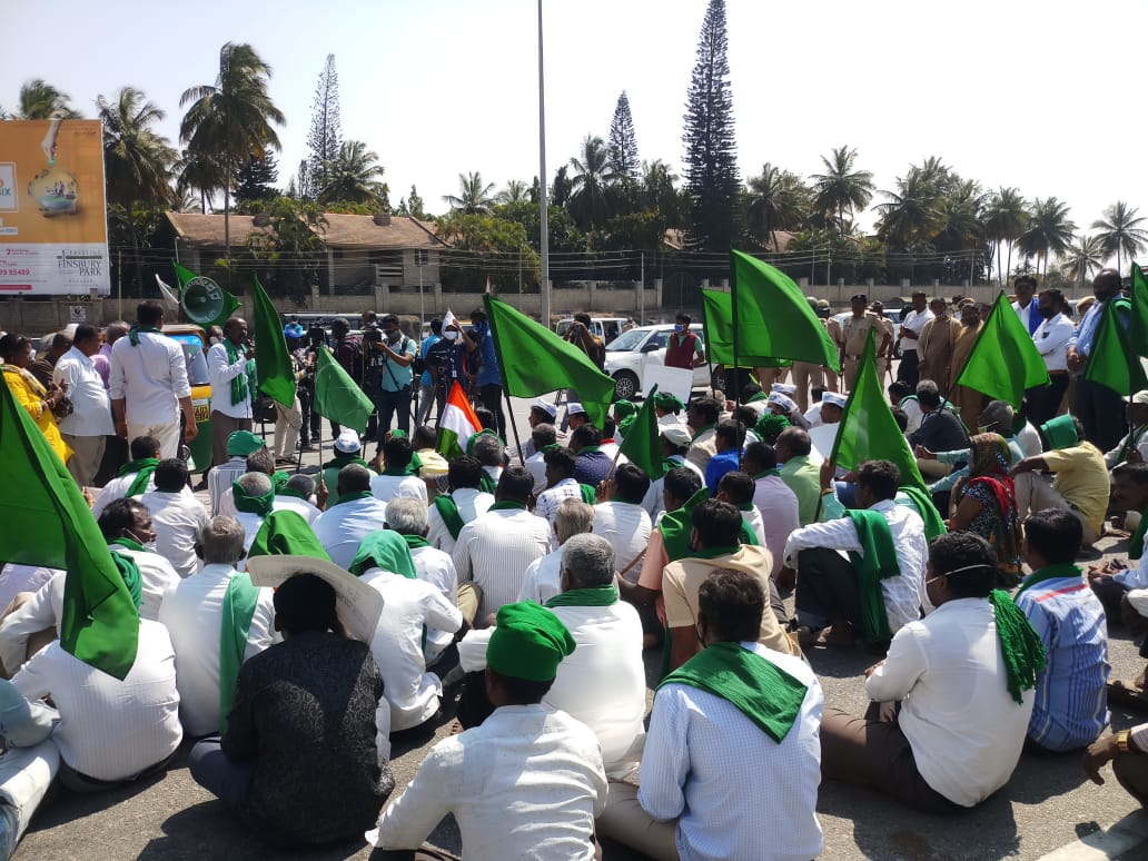 ಬೆಂಗಳೂರಲ್ಲಿ ರೈತರಿಂದ ಹೆದ್ದಾರಿ ತಡೆ: ಕುರಬೂರು ಶಾಂತಕುಮಾರ್ ಸೇರಿ ಹಲವರು ವಶಕ್ಕೆ