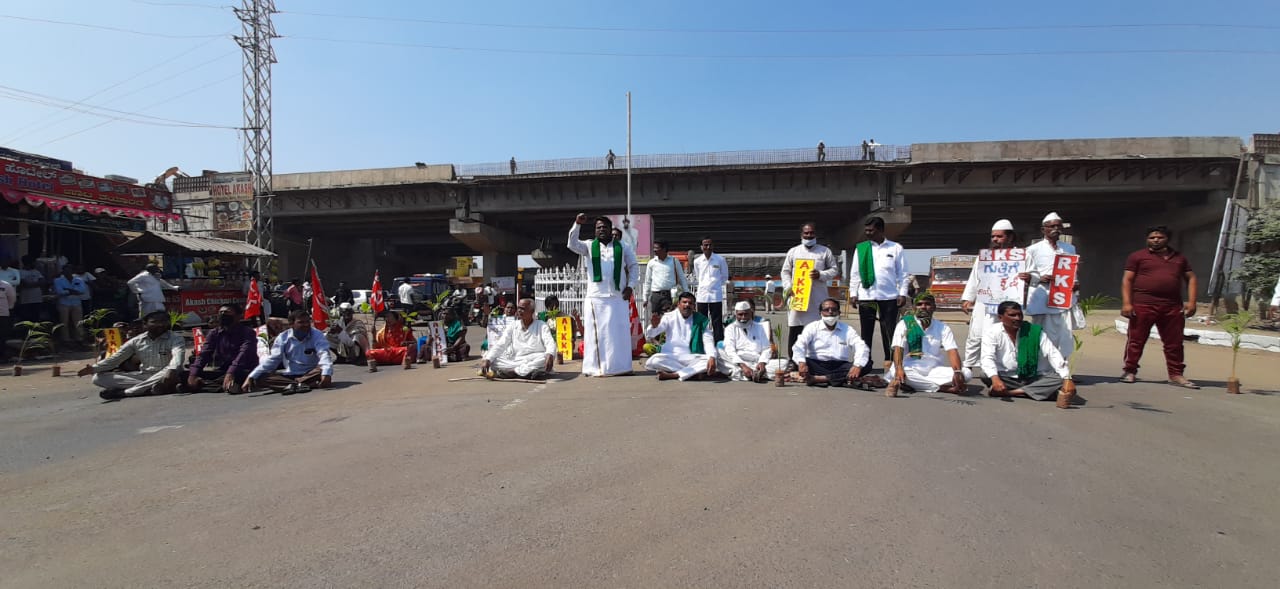 ರೈತರಿಂದ  ಹುಬ್ಬಳ್ಳಿ-ಕಲಬುರ್ಗಿ ರಾಷ್ಟ್ರೀಯ ಹೆದ್ದಾರಿ ತಡೆ 
