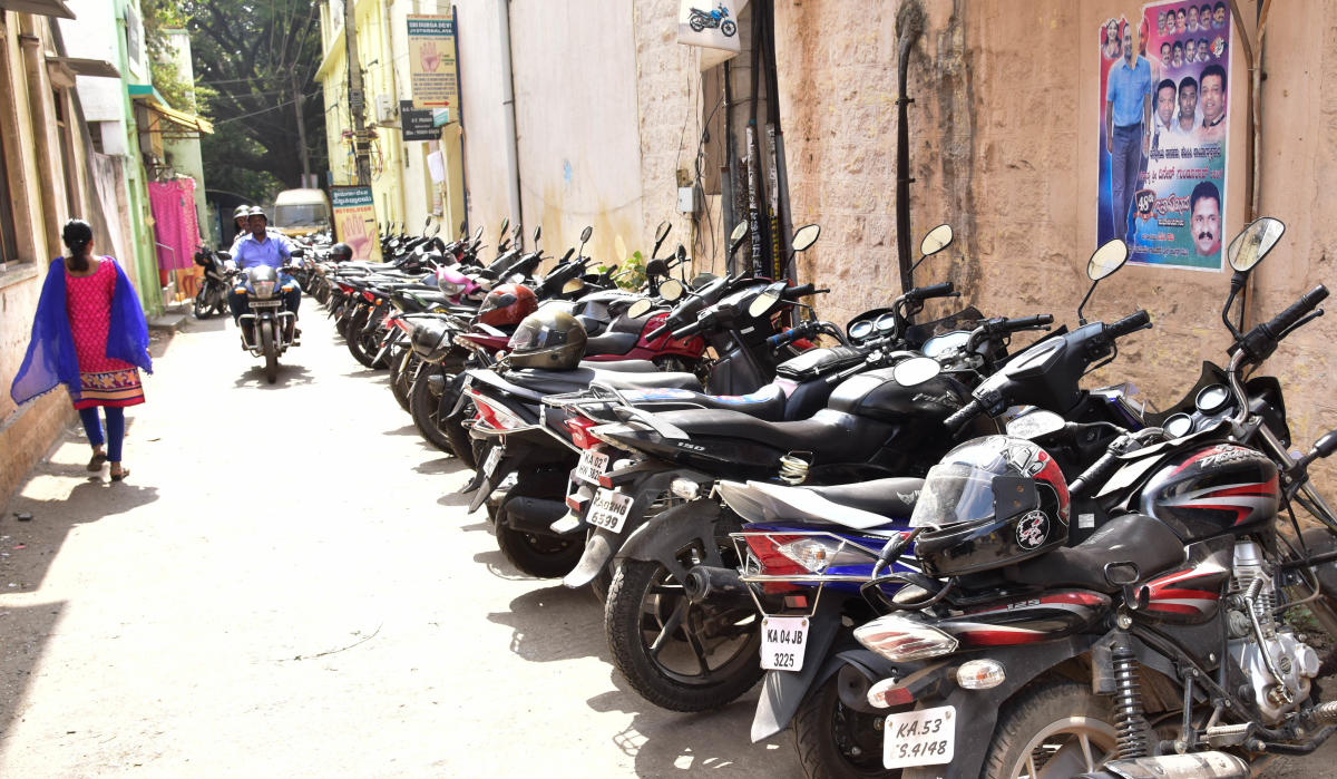 ಮನೆ ಮುಂದೆ ವಾಹನ ನಿಲುಗಡೆಗೆ ಬೇಕು ಪರವಾನಗಿ!