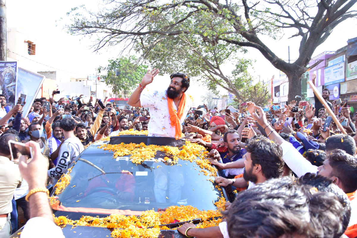 ಚಿಕ್ಕಬಳ್ಳಾಪುರ| ಚಿತ್ರಮಂದಿರಕ್ಕೆ ನಟ ಧ್ರುವ ಸರ್ಜಾ ಭೇಟಿ: ಲಘು ಲಾಠಿ ಪ್ರಹಾರ