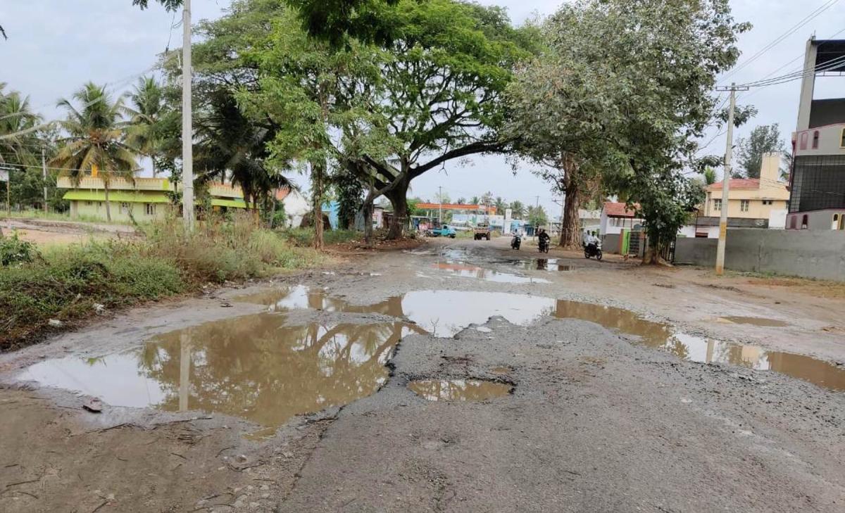 ಹೊಂಡಗಳ ಮಧ್ಯೆ ಮದ್ದೂರು- ಕೊಪ್ಪ ಮುಖ್ಯ ರಸ್ತೆ: ದುರಸ್ತಿಗೆ ಸಾರ್ವಜನಿಕರ ಆಗ್ರಹ