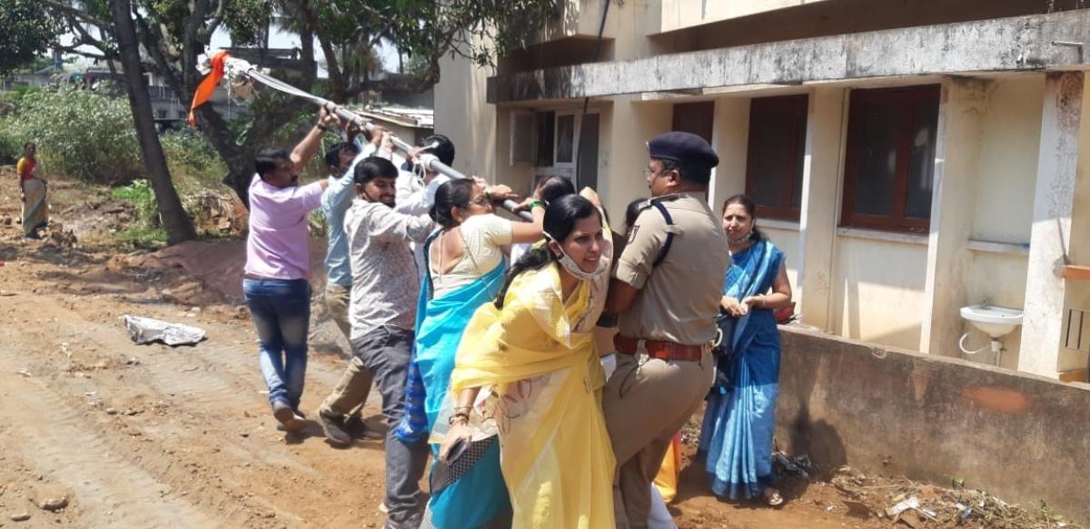 ಭಗವಾಧ್ವಜ ಹಾರಿಸಲು ಯತ್ನ: ಐವರು ಎಂಇಎಸ್ ಕಾರ್ಯಕರ್ತೆಯರು ವಶಕ್ಕೆ