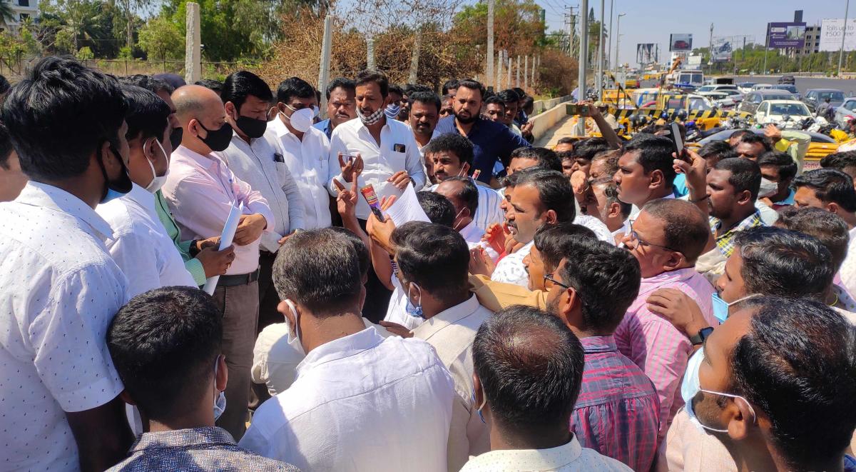 ಸಾದಹಳ್ಳಿ ಟೋಲ್‌ನಲ್ಲಿ ಉಚಿತ ಪಾಸ್‌ಗೆ ನಿರ್ಬಂಧ: ಸ್ಥಳೀಯರ ಪ್ರತಿಭಟನೆ