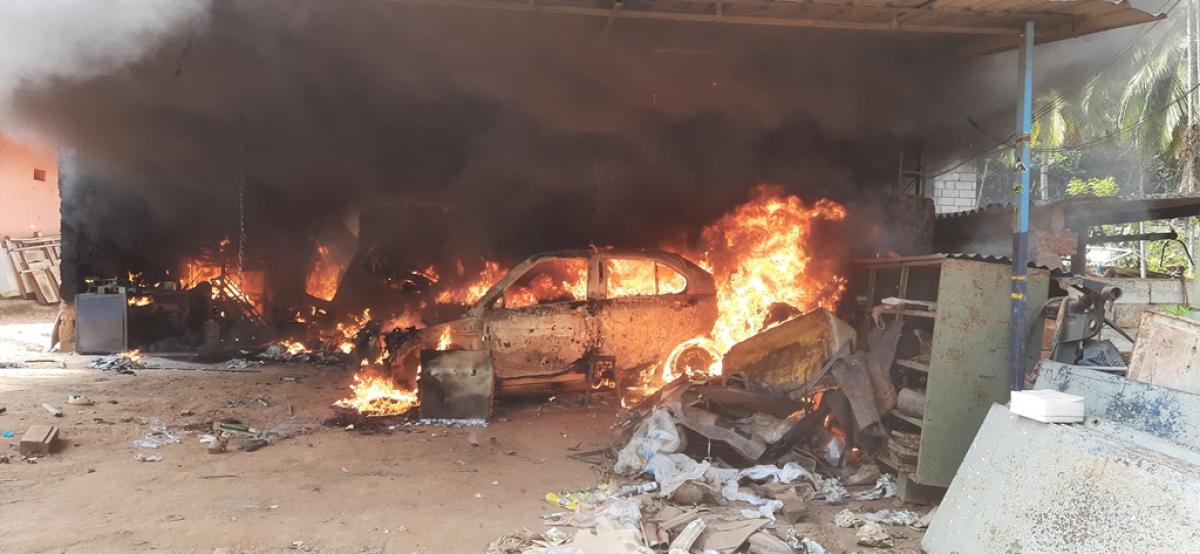 ವಿಟ್ಲದ ಗ್ಯಾರೇಜ್‌ನಲ್ಲಿ ಆಕಸ್ಮಿಕ ಬೆಂಕಿ ಅವಘಡ: ಸುಟ್ಟು ಕರಕಲಾದ ಕಾರು