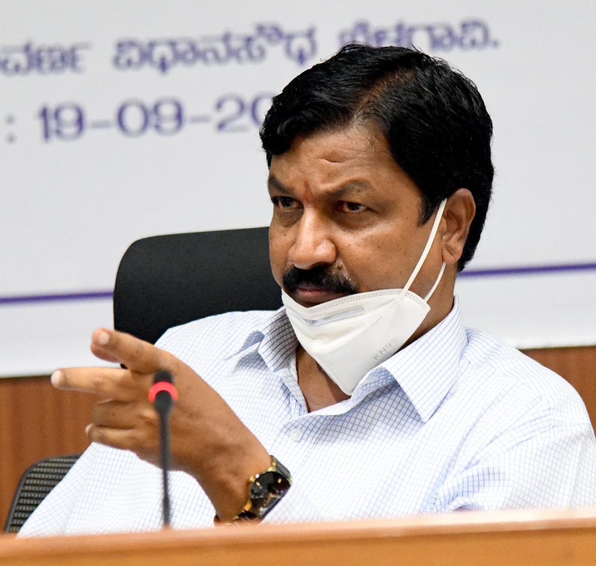 ಸಿ.ಡಿ. ಪ್ರಕರಣ: ರಮೇಶ ಜಾರಕಿಹೊಳಿ ವಿರುದ್ಧ ಯುವತಿ ದೂರು –ಇಲ್ಲಿದೆ ವಿವರ