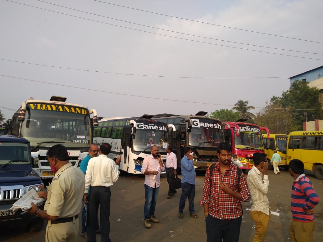 ಸಾರಿಗೆ ನೌಕರರ ಮುಷ್ಕರ: ಹಳೇ ಬಸ್ ನಿಲ್ದಾಣದಿಂದ ಖಾಸಗಿ ಬಸ್ ಸಂಚಾರ