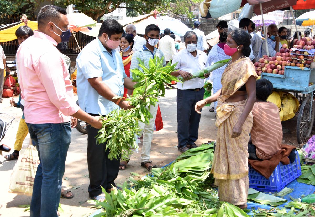 ಯುಗಾದಿ: ಕೊರೊನಾ ಲೆಕ್ಕಿಸದೇ ಖರೀದಿ