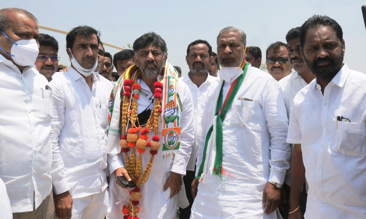 ಬಹಿರಂಗ ಹಣ ಹಂಚಿಕೆ: ಬಿಜೆಪಿ ಅಭ್ಯರ್ಥಿ ಅನರ್ಹಗೊಳಿಸಲು ಡಿ.ಕೆ.ಶಿವಕುಮಾರ್ ಆಗ್ರಹ
