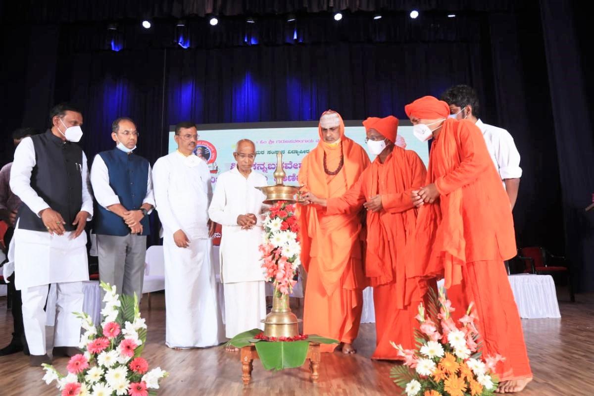 ಪಟ್ಟದ್ದೇವರ ಶೈಕ್ಷಣಿಕ, ಸಾಮಾಜಿಕ ಸೇವೆ ಅನನ್ಯ