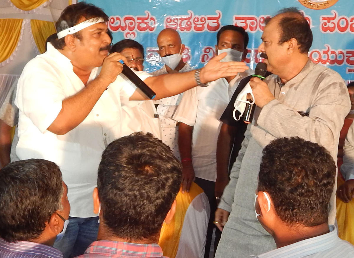 ಕಂದಾಯ ಅದಾಲತ್‌: ವೇದಿಕೆಯಲ್ಲೇ ಸಚಿವ ನಾರಾಯಣಗೌಡ- ಶಾಸಕ ರವೀಂದ್ರ ವಾಗ್ದಾಳಿ