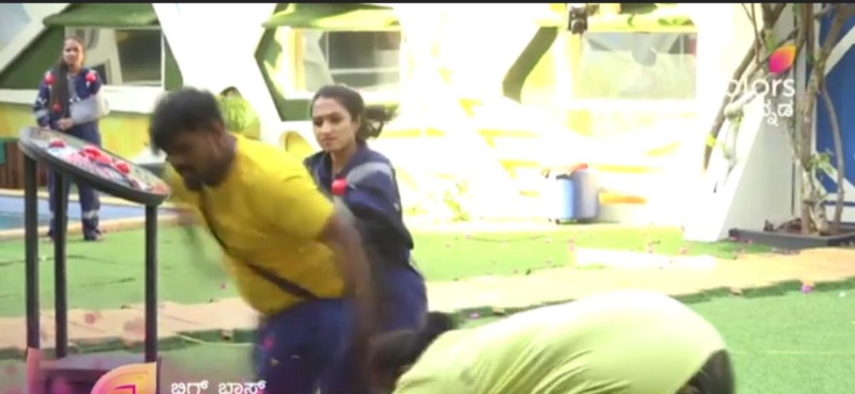 Bigg Boss 8: ಮಂಜುಗೆ ಜುಟ್ಟಿಡಿದು ಹೊಡೆದರು,ಎಲ್ಲೆಲ್ಲೋ ಮುಟ್ಟುತ್ತಾನೆ ಎಂದ ನಿಧಿ