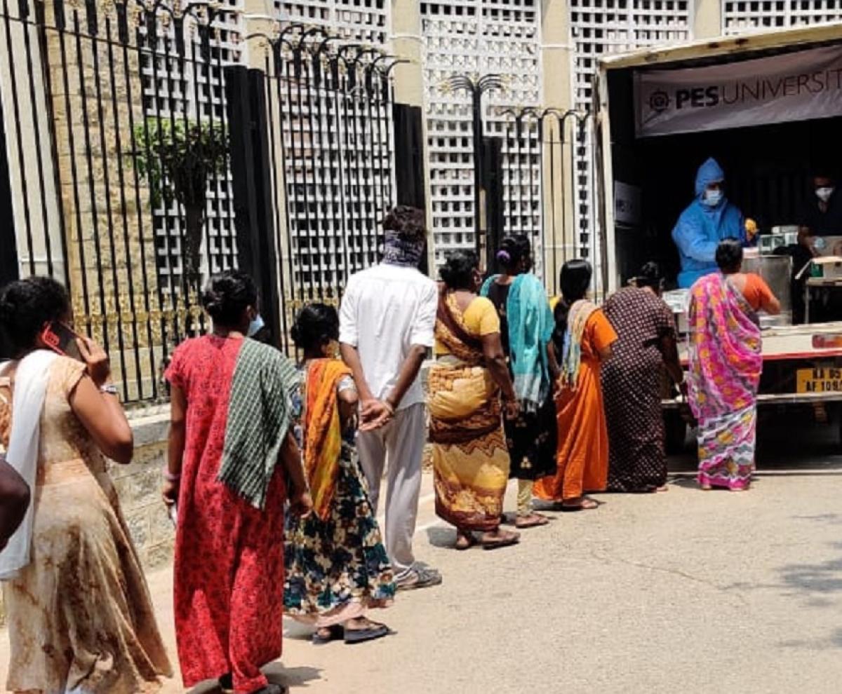 ಪಿಇಎಸ್‌ ವಿವಿಯಿಂದ ಉಚಿತ ಆಹಾರ ವಿತರಣೆ