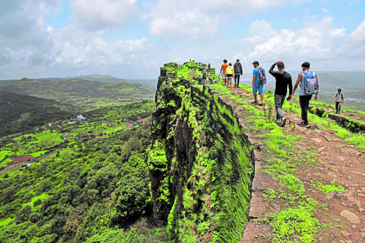 ಬಾ ಬಾರೋ ಈ ಊರಿಗೆ ಮಳೆಯು ಎಳೆಯುವ ತೇರಿಗೆ