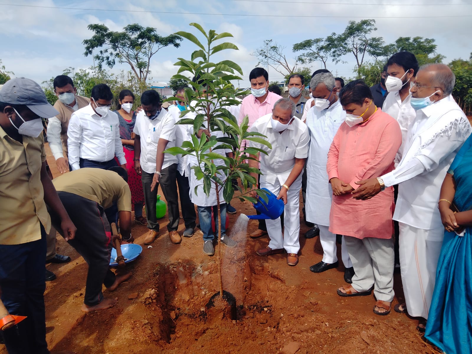 ಭೈರತಿ ಬಸವರಾಜು ಮತ್ತು ಎಸ್‌.ಟಿ.ಸೋಮಶೇಖರ್‌ ಅವರಿಂದ ಸಸಿ ನೆಡುವ ಕಾರ್ಯಕ್ಕೆ ಚಾಲನೆ