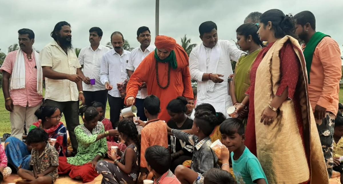 ಹುಬ್ಬಳ್ಳಿ: ಅಲೆಮಾರಿ ಮಕ್ಕಳಿಗೆ ನಾಗಪಂಚಮಿ ಹಾಲು