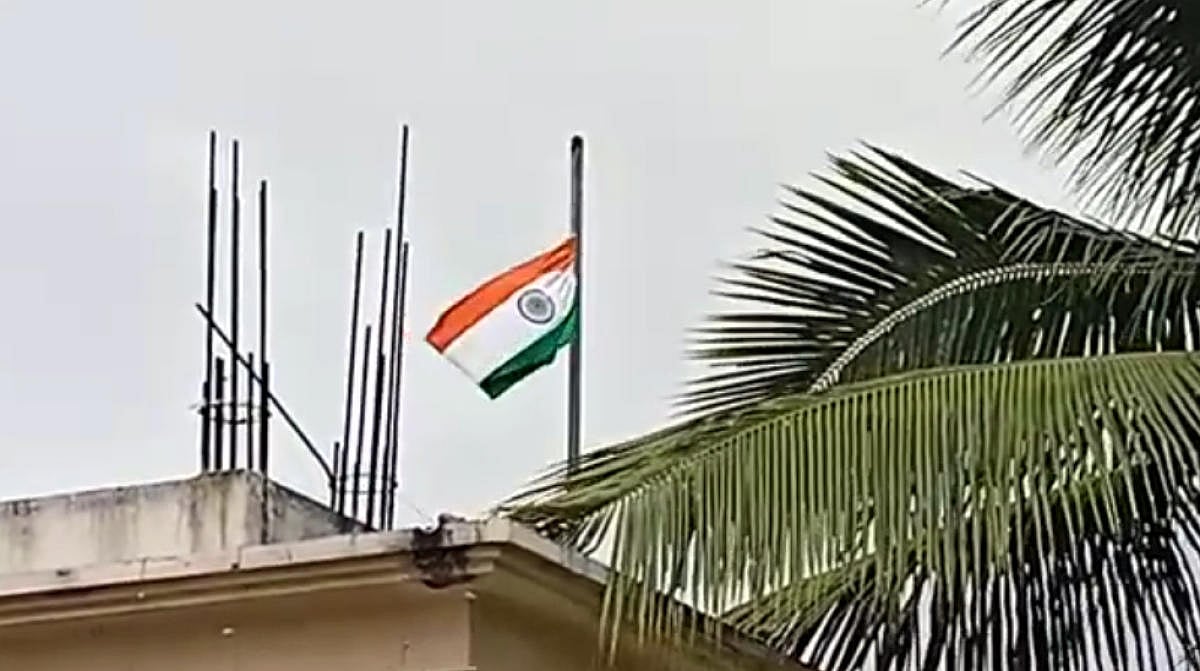 ಹುಣಸೂರು | ಅರ್ಧಕ್ಕೆ ಜಾರಿದ ರಾಷ್ಟ್ರಧ್ವಜ; ಸರಿಪಡಿಸಿದ ಸಿಬ್ಬಂದಿ